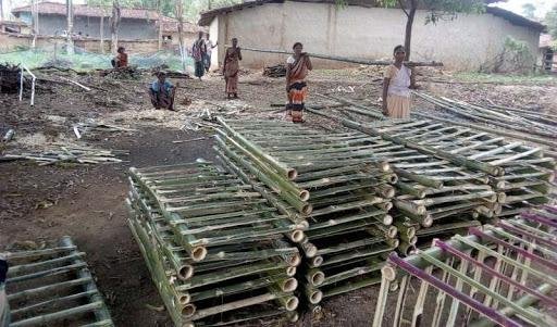 बांस की आकर्षक और मजबूत ट्री-गार्ड बना रहीं महिलाएं